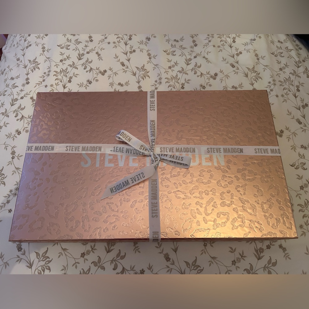 Steve Madden Pink Hat & Scarf Gift Box